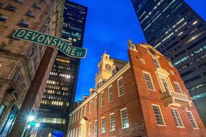 antiga casa do estado e os arranha-céus do distrito financeiro ao entardecer em boston foto