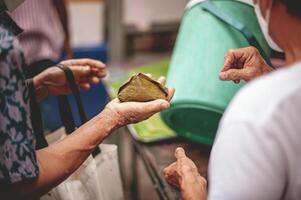 alimentando conceito sem teto pessoas oferta livre Comida a partir de ao ar livre voluntários. foto