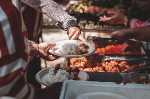 voluntários oferta livre Comida para a pobre. a conceito do Comida compartilhamento. foto