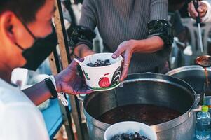 alimentando conceito sem teto pessoas oferta livre Comida a partir de ao ar livre voluntários. foto