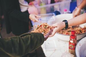 voluntários oferta livre Comida para a pobre. a conceito do Comida compartilhamento. foto