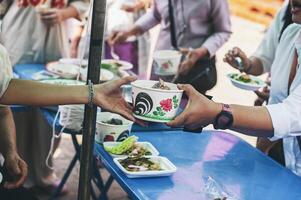 uma livre Comida cozinha este feeds centenas do com fome pobre pessoas, problema conceitos do desfavorecido pessoas e fome. foto