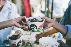 distribuindo Comida para Socorro a pobre dentro sociedade partilha Comida para a com fome Comida doação conceito foto