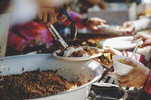 alimentando conceito sem teto pessoas oferta livre Comida a partir de ao ar livre voluntários. foto