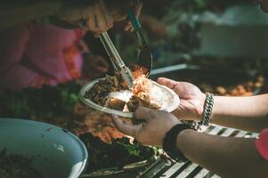 voluntários oferta livre Comida para a pobre. a conceito do Comida compartilhamento. foto