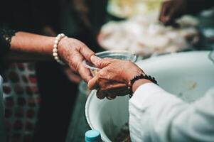 voluntários oferta livre Comida para a pobre. a conceito do Comida compartilhamento. foto