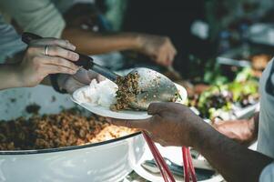 voluntários oferta livre Comida para a pobre. a conceito do Comida compartilhamento. foto