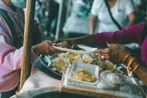 Comida ajudando humanidade voluntários doar Comida para com fome pessoas. foto