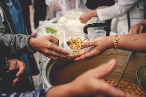 Comida doações para luta fome de partilha livre Comida com pessoas foto