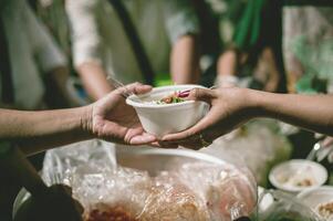 voluntários oferta livre Comida para a pobre. a conceito do Comida compartilhamento. foto