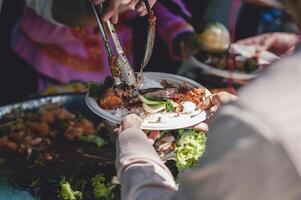 voluntário conceito para doar pronto para comer Comida para a com fome e pobre foto