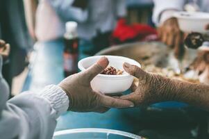 Comida doações para luta fome de partilha livre Comida com pessoas foto