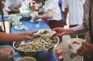 voluntários oferta livre Comida para a pobre. a conceito do Comida compartilhamento. foto