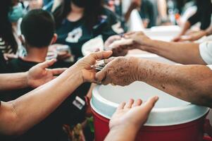 Comida doações e ajudando a com fome e carente de fornecendo livre Comida. foto