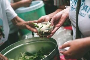 Comida assistência para a sem teto pobre a partir de voluntários conceitos do público fome. foto