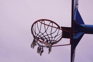 cesta de rua velha, equipamentos esportivos foto