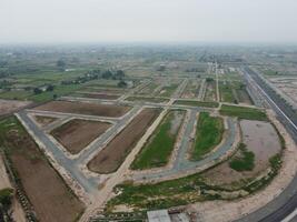 Alto ângulo Visão com zangão do oeste marina habitação sociedade dentro Lahore Paquistão em novembro 07, 2023 foto