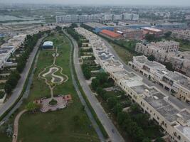 lindo residencial áreas dentro Lahore com zangão em novembro 18, 2023 foto