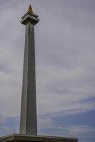 central Jacarta, janeiro 30, 2024 - nacional monumento com uma lindo fundo do nuvens dentro a céu durante a dia. foto