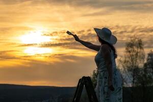 uma mulher dentro uma vestir carrinhos em uma de madeira escada e tintas a pôr do sol foto