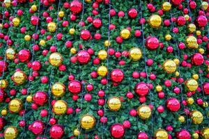 Natal brinquedos e bolas em a artificial abeto. foto