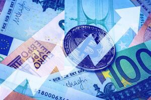 euro contas e metal lembrança bitcoin. a conceito do eletrônico dinheiro e comércio. foto