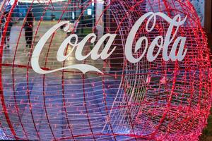 uzbequistão, Tashkent - dezembro 27, 2022 a Coca Cola companhia logotipo em uma Natal decoração fez do guirlandas. foto