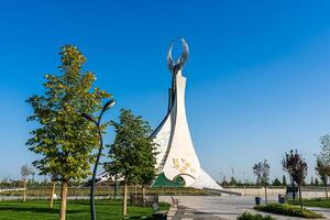 uzbequistão, Tashkent - setembro 15, 2023 monumento do independência dentro a Formato do uma estela com uma humo pássaro em uma dia dentro a Novo uzbequistão parque dentro verão. foto