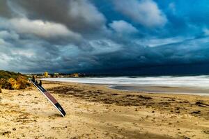 prancha de surfe em a litoral foto