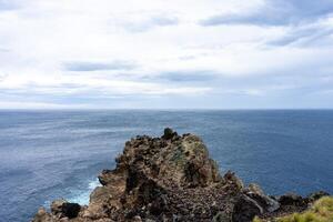 deslumbrante aéreo Visão do dramático falésias negligenciar a grande extensão do a atlântico oceano em terceira ilha, Açores. foto