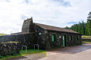 terceira ilha, Açores, Portugal. marcha 12, 2024. pitoresco Apoio, suporte casa aninhado perto terceira da ilha Natal caverna, Açores. encantador localidade para temático de férias imagens. foto