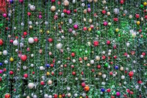 Natal bolas, brinquedos e brilhando guirlandas em a artificial abeto. foto