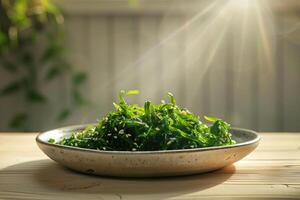 uma prato com verde salada fez a partir de chukka algas marinhas em uma de madeira mesa, iluminado de brilhante luz solar. vegano frutos do mar. foto