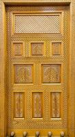 esculpido de madeira portas com padrões e mosaicos. abstrato fundo. foto