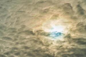 parcial solar eclipse passagem atrás a nuvens. foto