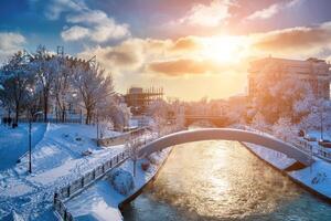 pôr do sol ou alvorecer em uma canal com não congelante água em uma frio inverno dia. foto