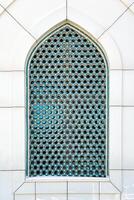 a janela do uma muçulmano mesquita atrás bares dentro a Formato do uma geométrico hexagonal islâmico ornamento. foto