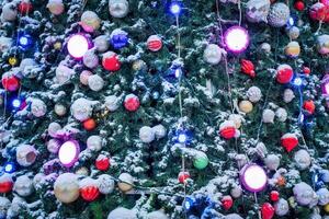 Natal bolas, brinquedos e brilhando guirlandas em a artificial abeto. foto