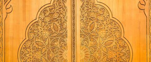 esculpido de madeira portas com padrões e mosaicos. foto