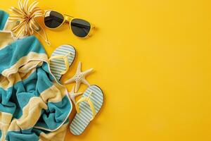 de praia acessórios em a amarelo fundo - oculos de sol, toalha e sandálias de dedo. horário de verão fundo com cópia de espaço. flatlay. foto