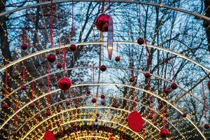 Novo ano ou Natal festivo bolas e guirlandas suspensão dentro linhas. foto