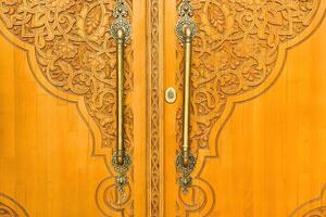 esculpido de madeira portas com padrões e mosaicos. foto