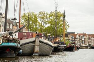 leiden, Holanda, 25-04-2024, canal dentro a histórico cidade foto