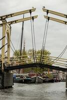 leiden, Holanda, 25-04-2024, canal dentro a histórico cidade foto