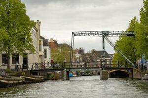 leiden, Holanda, 25-04-2024, canal dentro a histórico cidade foto