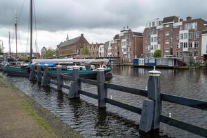 leiden, Holanda, 25-04-2024, canal dentro a histórico cidade foto