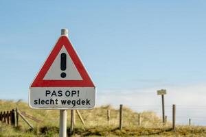 placa dentro a Holanda, Atenção mau estrada, holandês foto