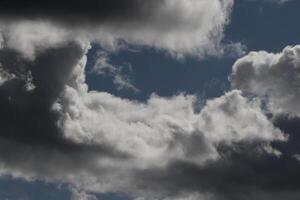 cloudscape cenário, nublado clima acima Sombrio azul céu. tempestade nuvens flutuando dentro uma chuvoso maçante dia com natural claro. branco e cinzento cênico meio Ambiente fundo. natureza visualizar. foto