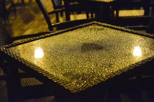 água gotas em a mesa às noite depois de a chuva foto