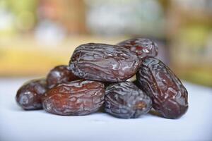 fechar-se do orgânico gourmet Medjool encontro fruta às a mercado. Visão a partir de acima. foto